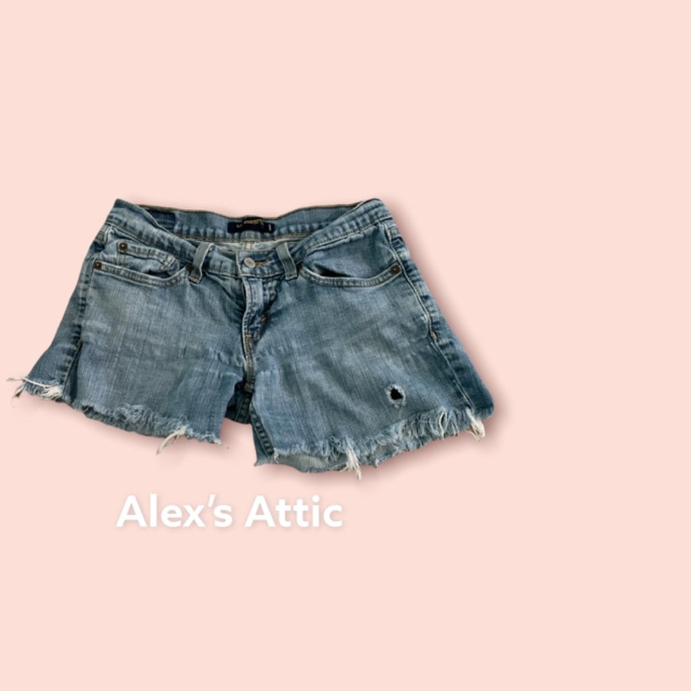 524 too superlow Women's Jean Shorts size 3, light blue Juniors Denim Levi’s Pre